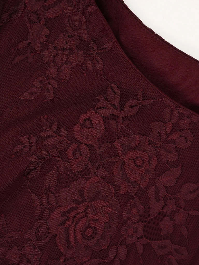 Bordowo-śliwkowa sukienka w kwiaty na wesele – elegancki fason z ozdobnymi rękawami 42111