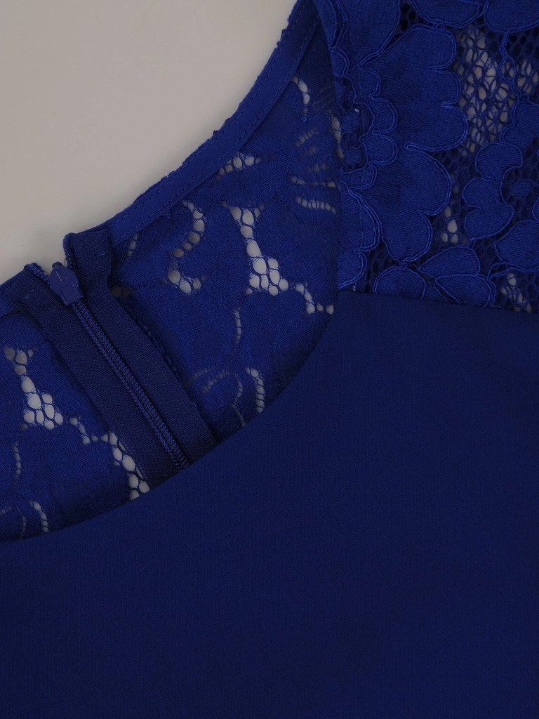 Elegancka chabrowa sukienka wieczorowa midi o prostym kroju – tiulowe rękawy z koronką 22516