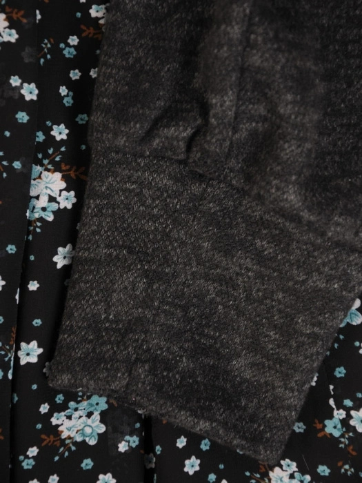 Ciemnoszara sukienka midi w kwiaty – rozkloszowana kreacja z długim rękawem wysmuklająca figurę 34380