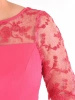 Elegancka amarantowa sukienka na przyjęcia – prosty fason midi wysmuklający sylwetkę 28407