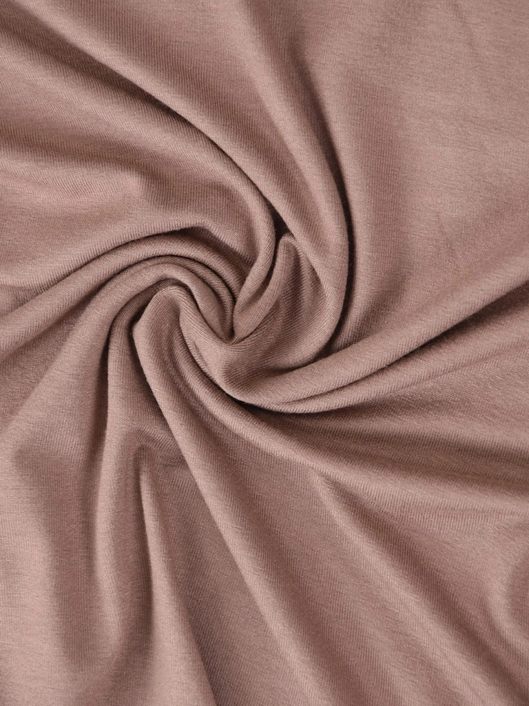 Elegancka beżowa bluzka wiskozowa z dekoltem w serek – prosty fason wysmuklający szyję 40688