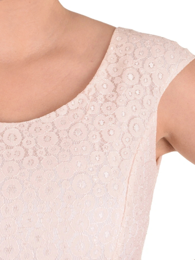 Rozkloszowana sukienka koktajlowa w pudrowym różu – elegancki model z koronką podkreślający talię 33070