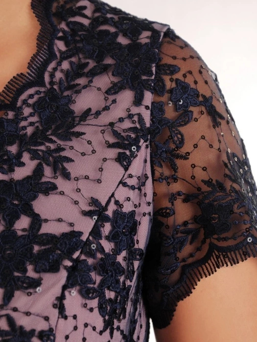 Elegancka suknia wieczorowa maxi w kwiaty – prosty krój z koronkowym dekoltem pięknie wysmukla 26708