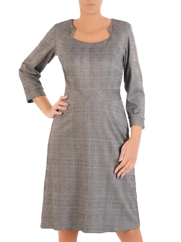 Elegancka sukienka biurowa midi w kratę rozkloszowana – kobiecy fason z rękawem 3/4 33905