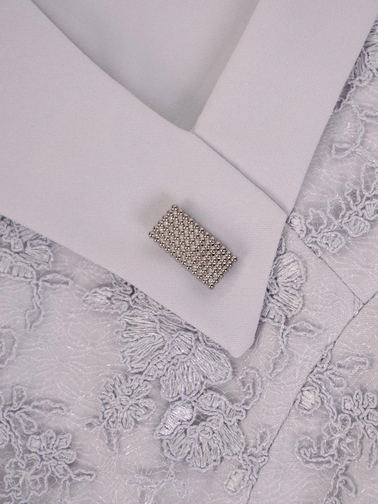 Elegancka szara sukienka midi z dekoracyjną broszką – prosty fason z koronkowym rękawem 3/4 25883
