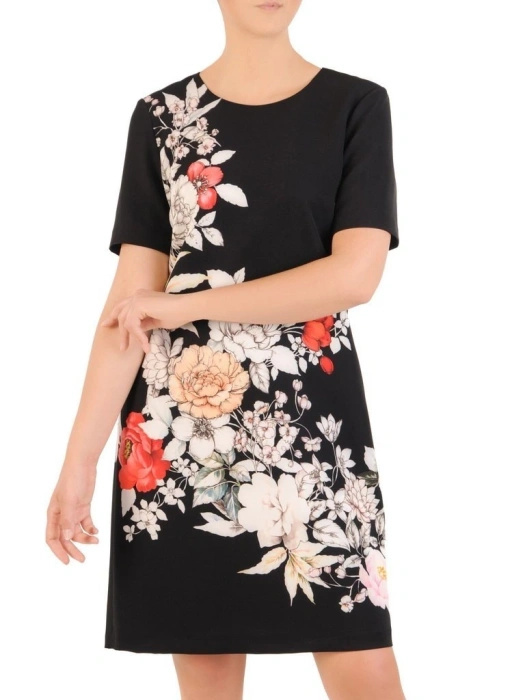 Wzorzysta czarna sukienka trapezowa z krótkim rękawem – swobodna i elegancka kreacja mini 30049