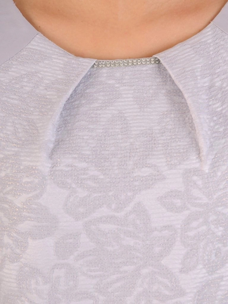 Elegancka sukienka wizytowa w kwiaty gołębia – prosty krój z narzutką optycznie wyszczuplający figurę 28557
