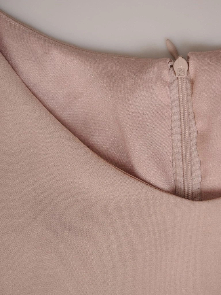 Elegancka beżowa sukienka midi rozkloszowana z paskiem – akcentująca talię i lekka kreacja na lato 19775