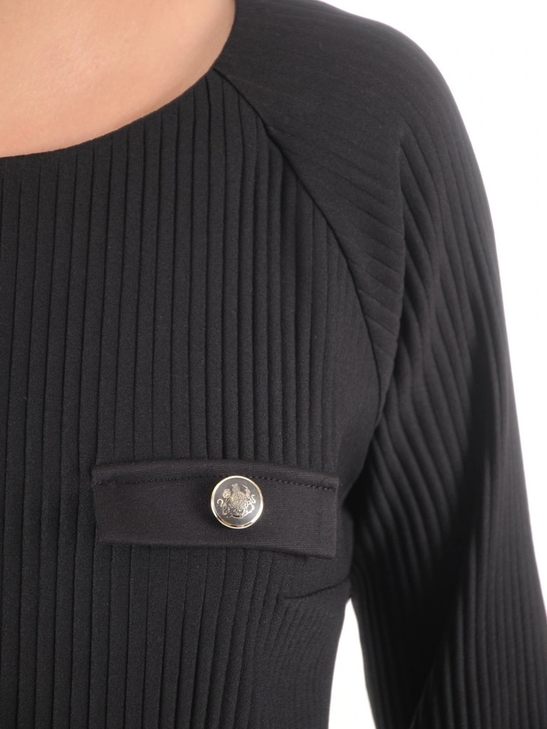 Elegancka czarna sukienka dzianinowa – prosty, wysmuklający fason z rękawem 3/4 39047