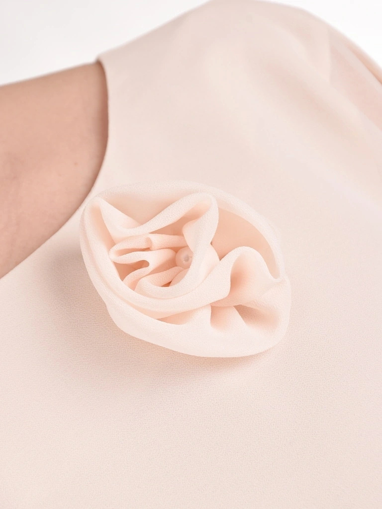 Jasnobeżowa sukienka maxi rozkloszowana z rękawem 3/4 – elegancka kreacja z rozcięciem z przodu 41694