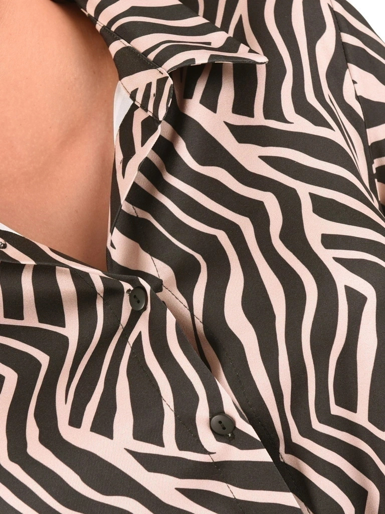 Czarna sukienka trapezowa midi we wzory – elegancki koszulowy fason z paskiem modelującym sylwetkę 40471