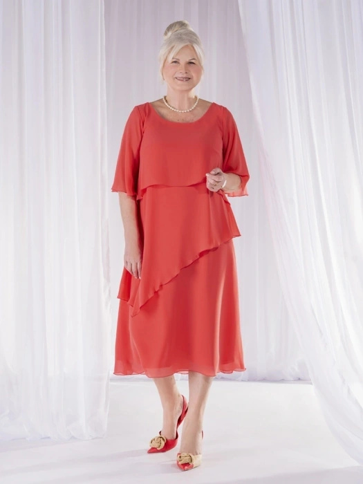 Elegancka sukienka trapezowa maxi koralowa – warstwowy fason subtelnie tuszujący sylwetkę 37705