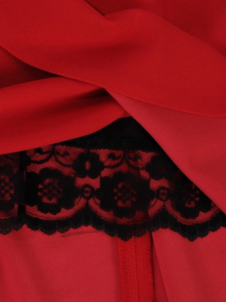 Czerwona sukienka kopertowa midi na lato – optycznie wysmuklający fason z wiązaniem 18595