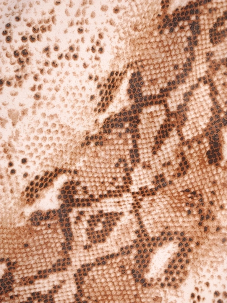 Elegancka sukienka damska trapezowa w zwierzęcy print – fason midi tuszujący biodra 30674