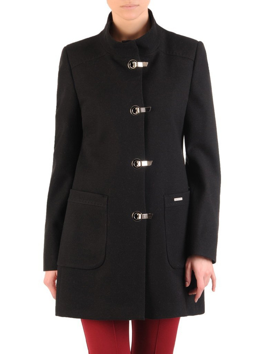 Czarny płaszcz damski z ozdobnym zapięciem 28539