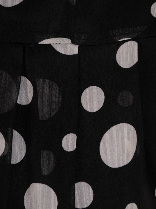 Czarna sukienka w grochy, zwiewna kreacja z szyfonu 19867.