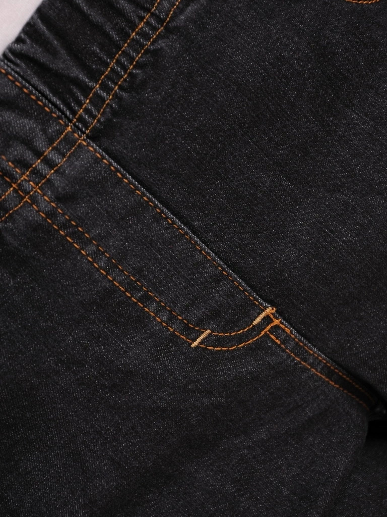 Dopasowane czarne spodnie jeansowe – wygodny model z gumką w pasie i kieszeniami 36558