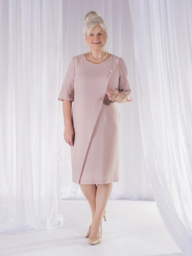 Elegancka sukienka w kolorze pudrowego różu – prosty fason z pionowymi zaszewkami wyszczuplającymi 29032