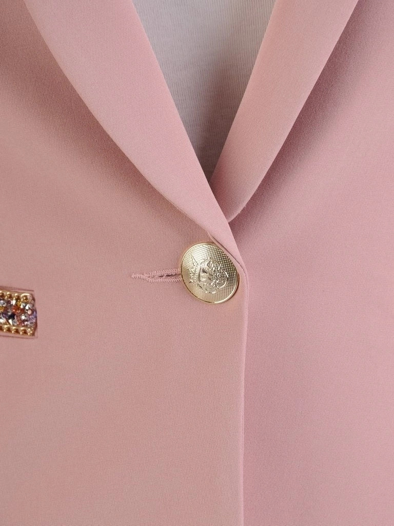 Elegancki żakiet damski do sukienki w pudrowym różu – prosty krój z biżuteryjnym akcentem 25763