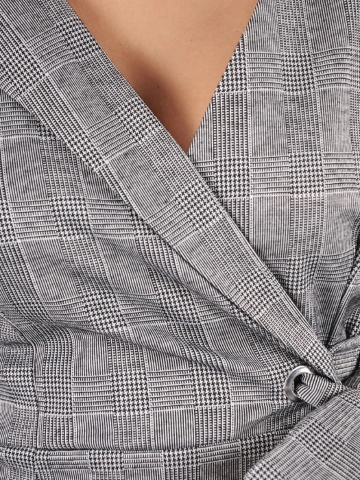 Szary komplet damski ze spodniami w kratę – trapezowa tunika z kokardą podkreślająca sylwetkę 36625