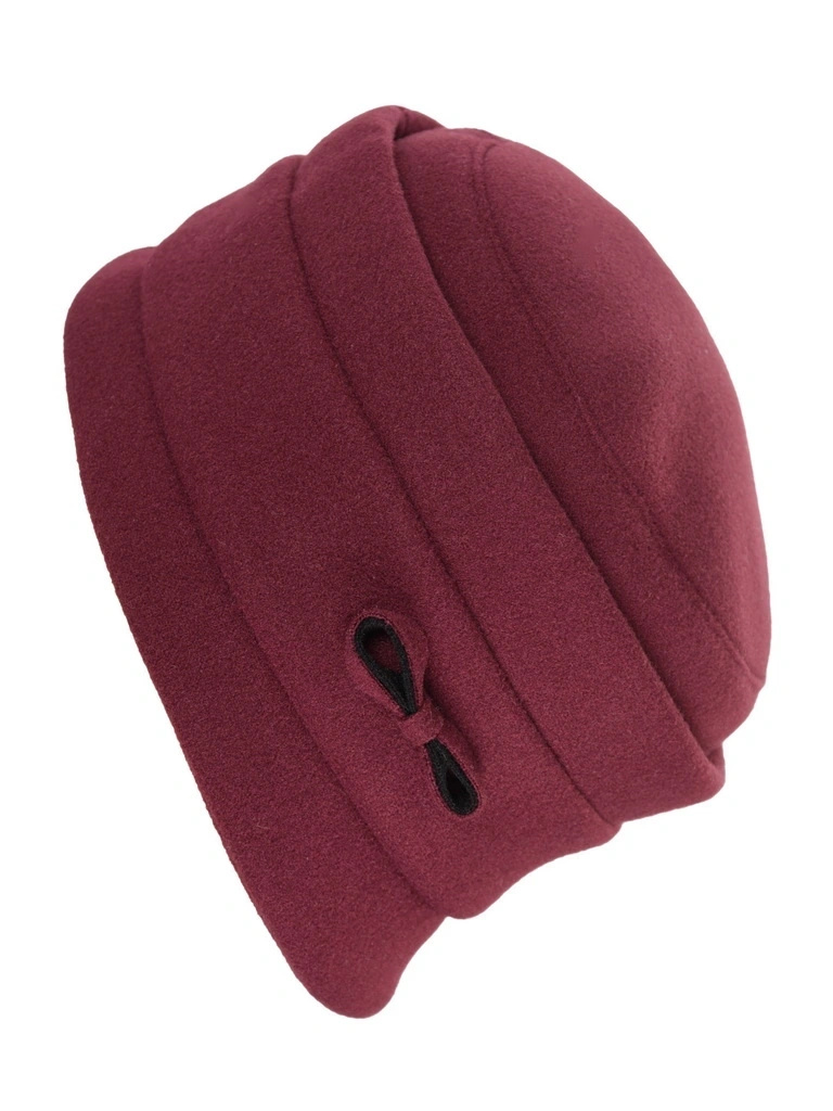 Elegancki kapelusz damski cloche w odcieniu bordo – fason z wywiniętym rondem i regulacją obwodu 42728
