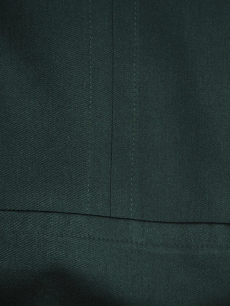 Zielona sukienka do kolan o prostym kroju z rękawem 3/4 – profilujące przeszycia i elegancki dekolt łódka 39159
