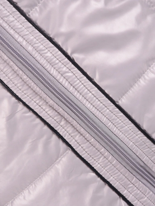 Szary pikowany bezrękawnik damski – prosty fason z kapturem na jesień i zimę 32232