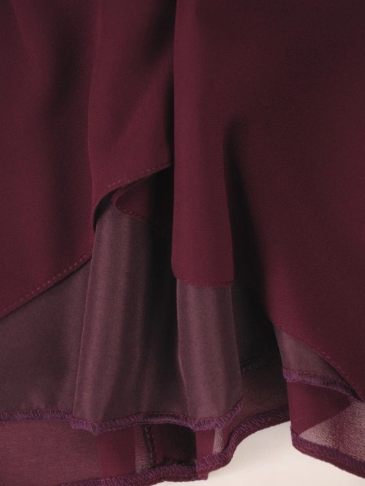 Śliwkowa sukienka na wesele i święta o prostym kroju – tuszująca szyfonowa warstwa z klamrą 37074