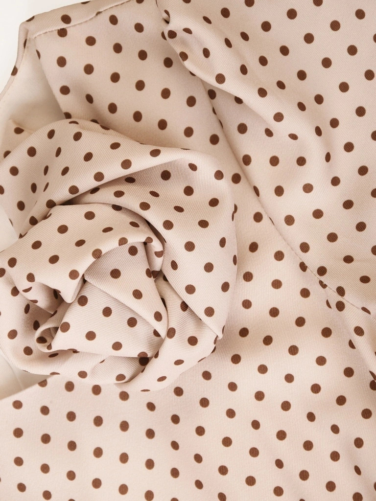 Beżowa sukienka rozkloszowana maxi w grochy – kobiecy krój z wiązaniem modelującym talię 41558