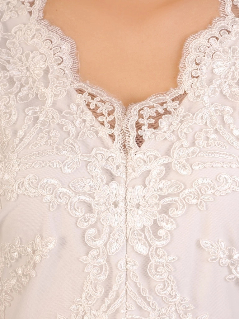 Elegancka biała suknia wieczorowa rozkloszowana maxi – zmysłowe rozcięcie i szyfonowy dół 30729