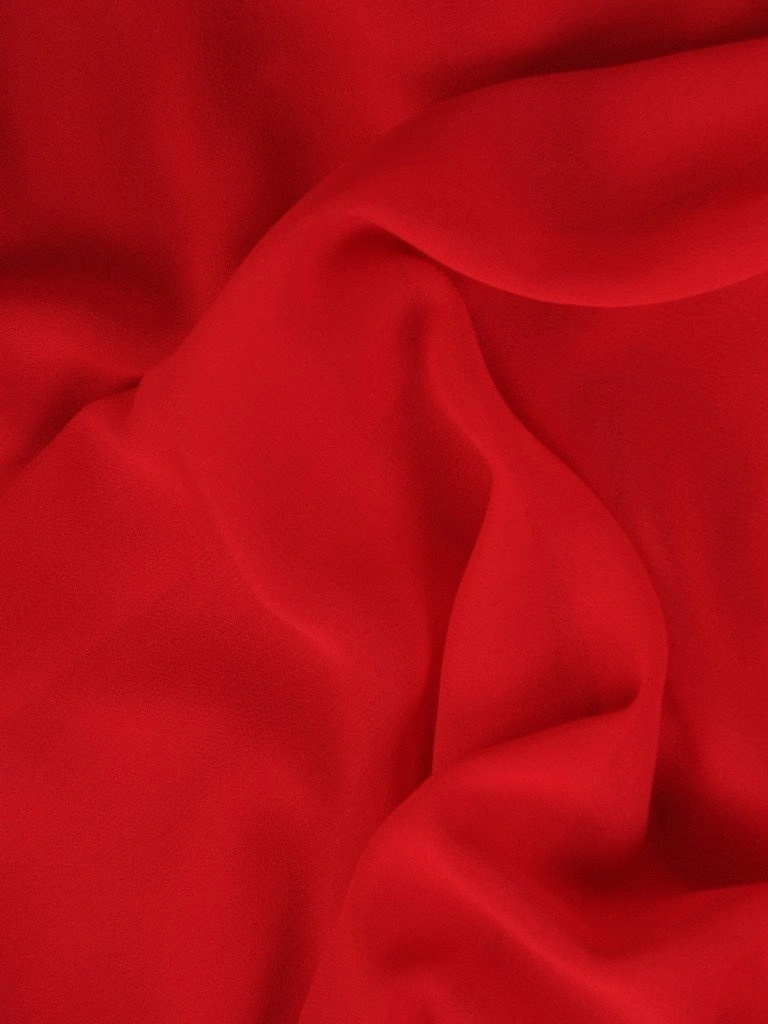 Czerwona sukienka midi o prostym kroju z lekką narzutką – maskujący fason na wyjątkowe okazje 22133