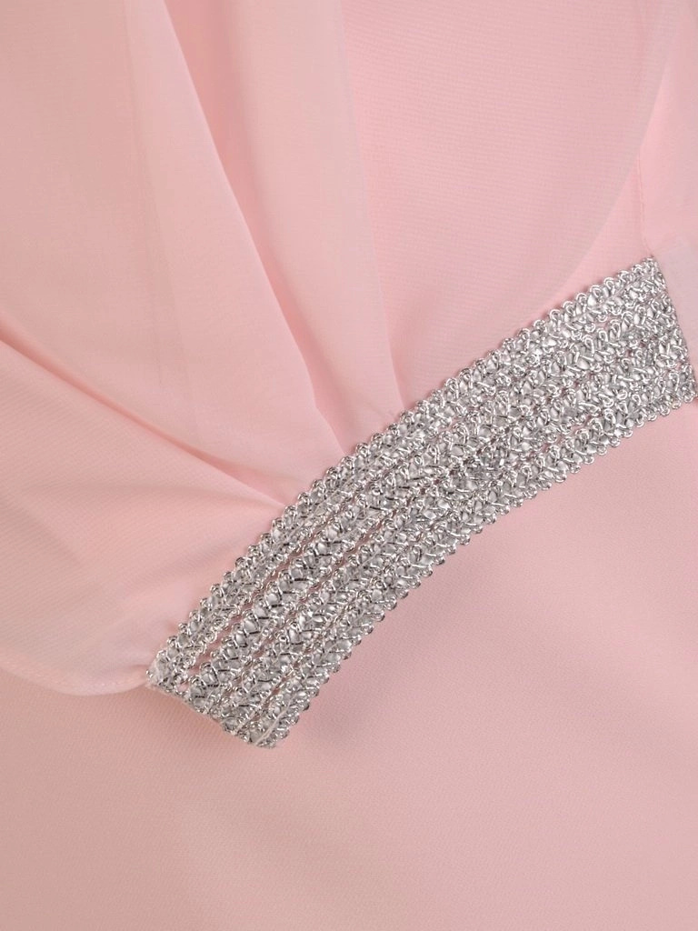 Elegancka sukienka trapezowa w pudrowym różu – swobodny fason z połyskującą narzutką 26324