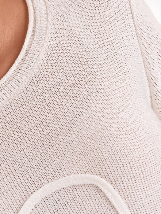 Elegancki beżowy sweter damski w kwiaty – swobodny prosty fason z bocznymi rozcięciami 40827