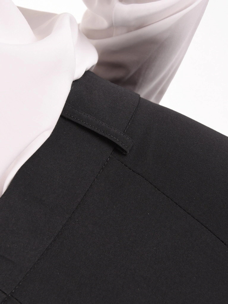 Czarne eleganckie spodnie damskie w kant o prostym kroju – wysmuklający fason z kieszeniami na suwak 40507
