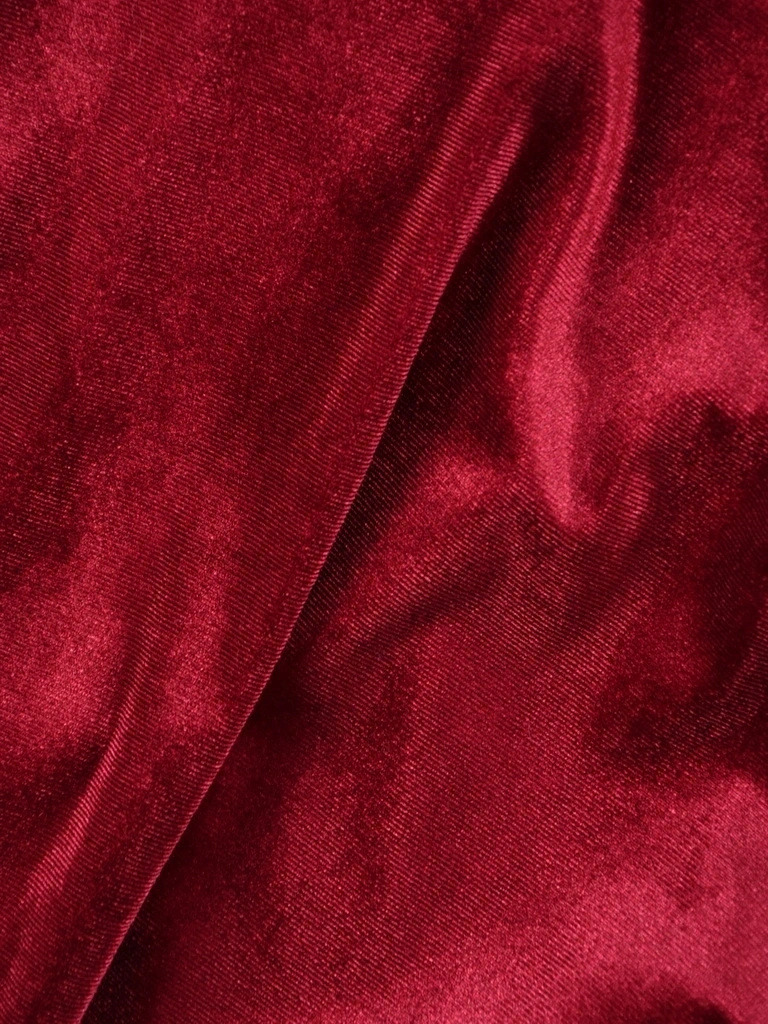 Rozkloszowana bordowa sukienka midi wizytowa – wysmuklający fason maskujący biodra 18787