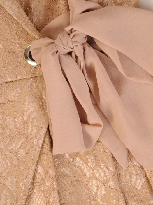 Wizytowa sukienka midi z koronką i cekinami – rozkloszowany krój z wiązaniem podkreślającym talię 34951