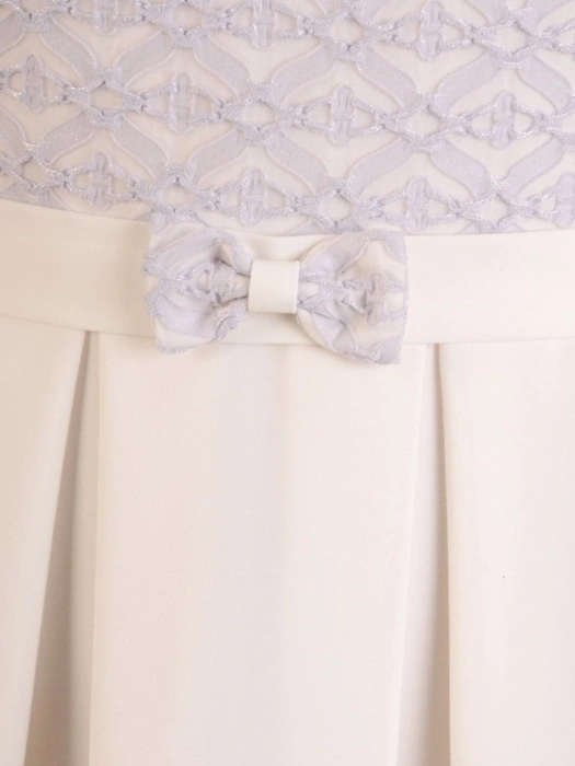 Elegancka sukienka ecru midi bez rękawów – rozkloszowany krój z kontrafałdami i kokardą 30143