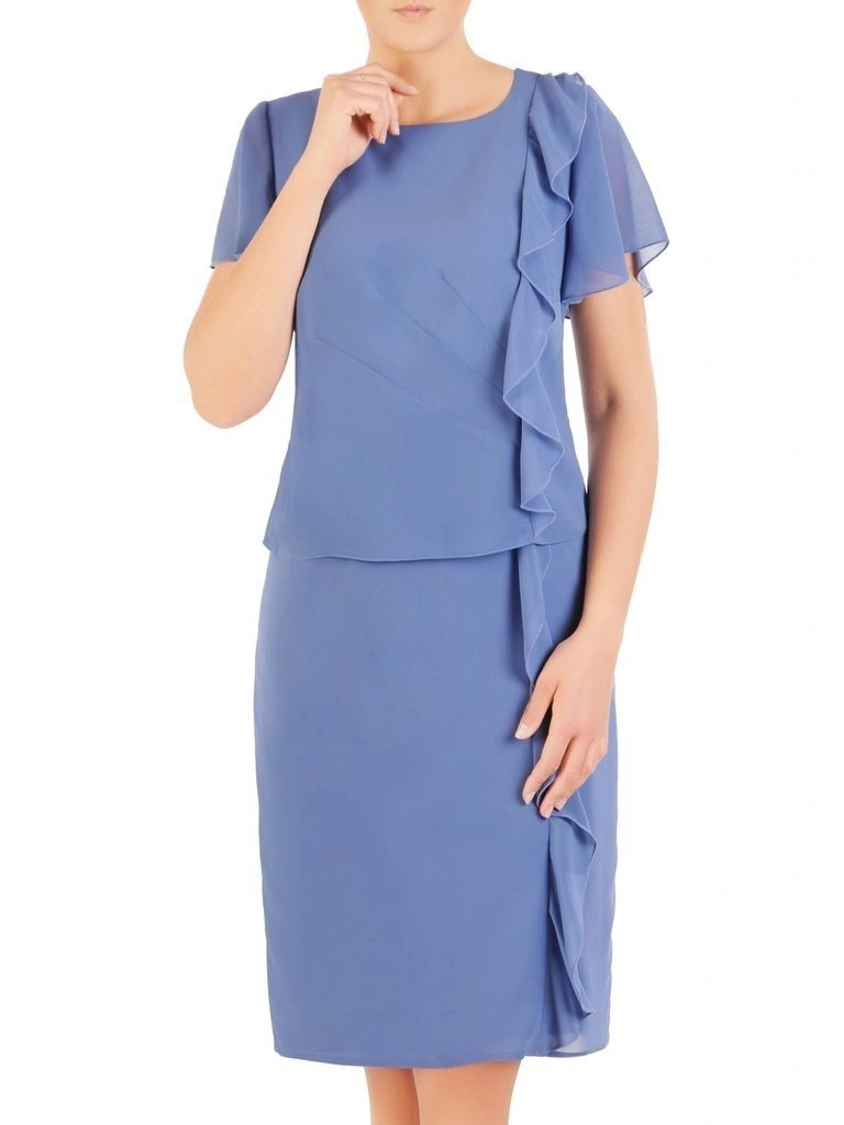 Niebieska sukienka koktajlowa o prostym kroju – elegancka falbana wysmuklająca sylwetkę 30035