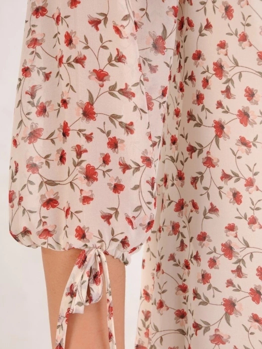 Elegancka sukienka trapezowa midi w kwiaty – swobodny krój maskujący biodra 28214