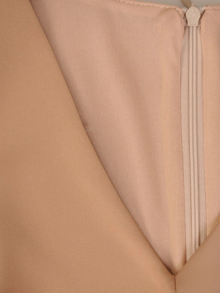 Wizytowa beżowa sukienka midi o prostym fasonie – eleganckie wstawki z ekoskóry i rozcięcie 34163