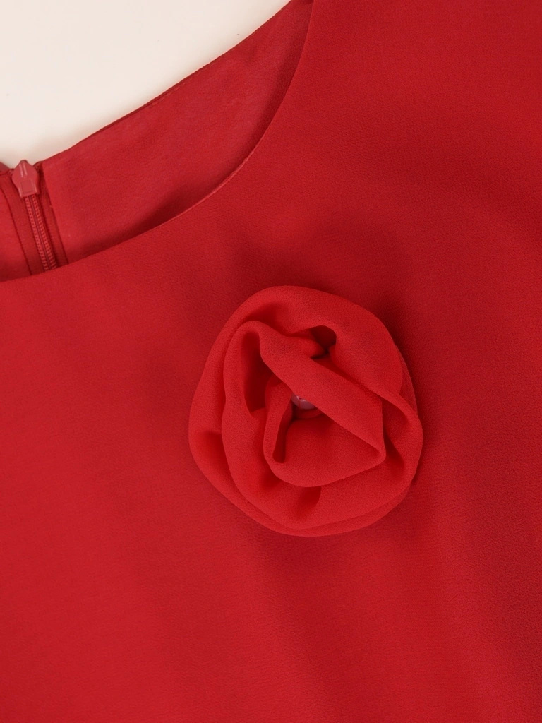 Czerwona sukienka maxi z rozcięciem – rozkloszowany fason z ozdobnymi broszkami 40163