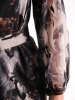 Wzorzysta szara sukienka midi z paskiem – prosty krój z rękawem 3/4 i dekoltem w łódkę akcentującym talię 38867