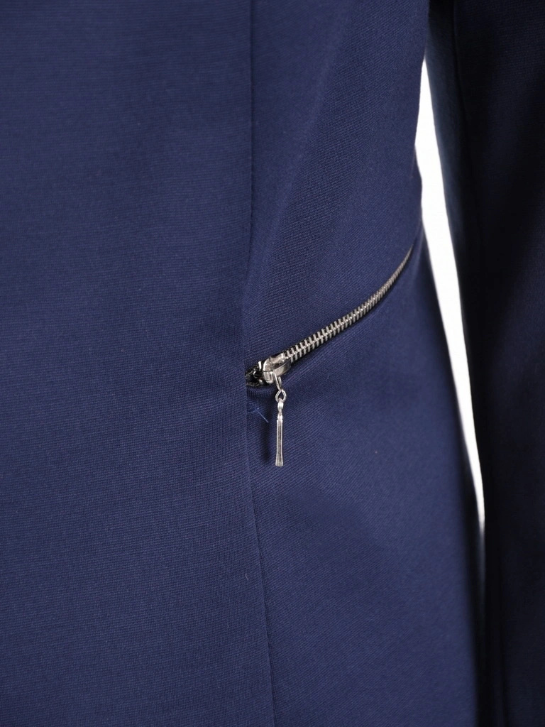 Elegancki żakiet damski do sukienki granatowy – model o prostym kroju z wyszczuplającymi przeszyciami 35258