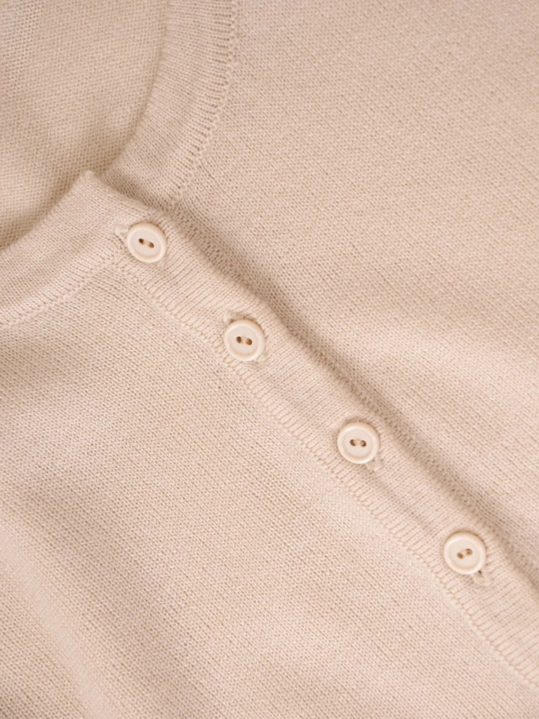 Elegancki sweter damski rozpinany w odcieniu beżowym – prosty fason z miękkiej dzianiny na chłodne dni 39246