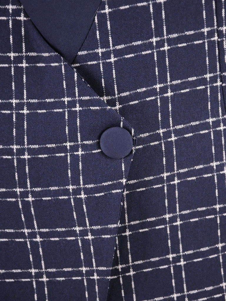 Granatowa sukienka midi w kratę z długim rękawem – elegancki, prosty fason modelujący sylwetkę 31343
