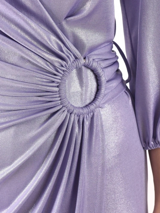 Elegancka suknia wieczorowa maxi w kolorze liliowym – prosty, kopertowy fason z ozdobną klamrą 39862