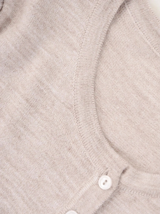 Elegancki sweter damski rozpinany beżowy – prosty krój z kobiecym dekoltem na jesień 38680