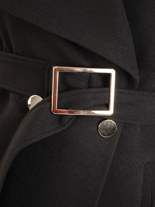 Elegancki czarny płaszcz damski z ozdobną klamrą 34034