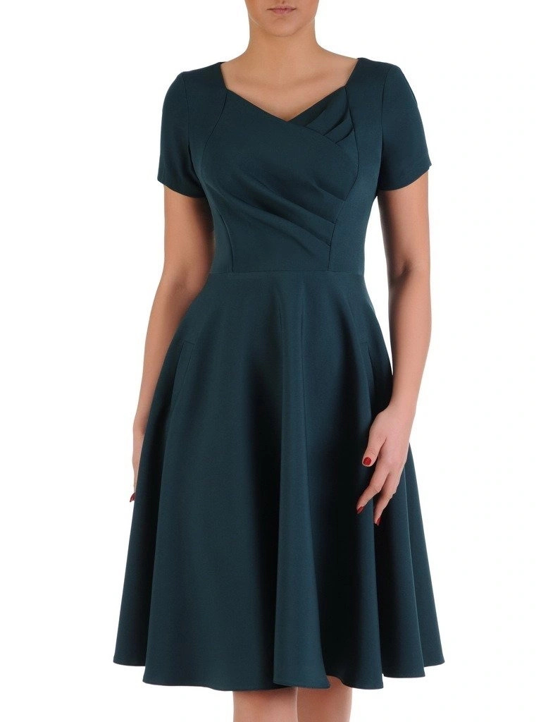 Elegancka sukienka rozkloszowana butelkowa zieleń – modelujący sylwetkę fason z zakładkami 19530