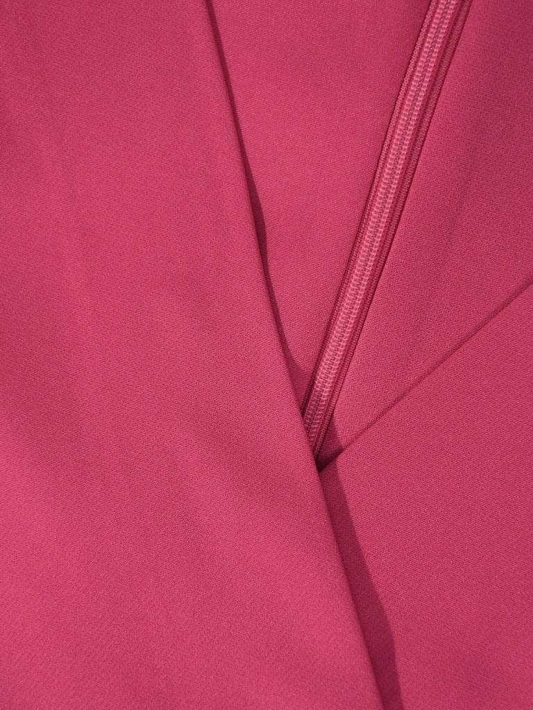 Amarantowa sukienka wizytowa z krótkim rękawem – prosty krój z biżuteryjnym łańcuszkiem w talii 33252